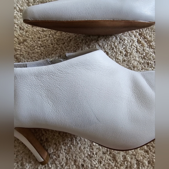 Raye women's white leather heels pointed toe low booties side zip sz 7 - Picture 12 of 13
